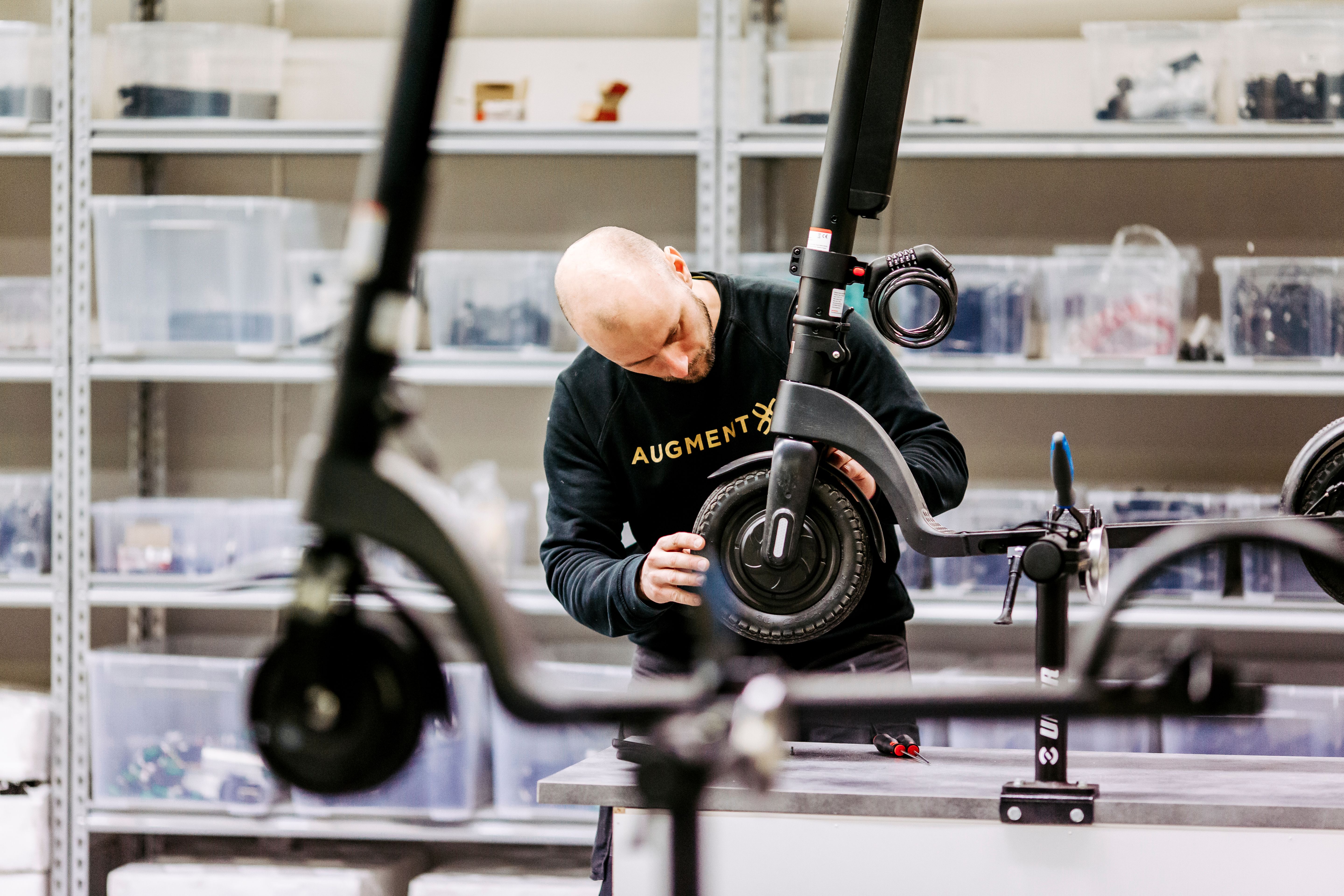 En Augment-mekaniker inspekterar en Augment-ekoter på verkstaden.