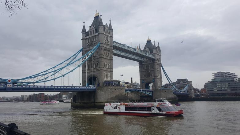 Il Tower Bridge in una giornata nuvolosa
