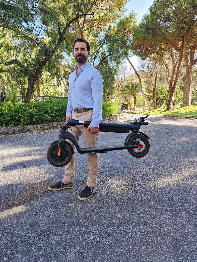 Un homme et une femme conduisant des e-scooters Augment dans un quartier
