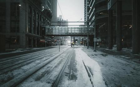 Kaupungin keskusta lumisena päivänä