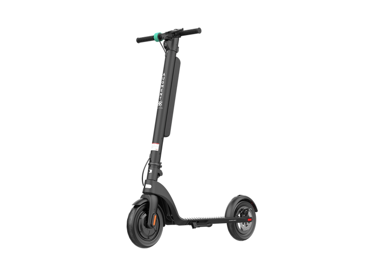 Vinklet frontalbillede af en Augment e-scooter med gennemsigtig baggrund