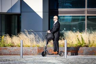 un homme chevauchant sa trottinette augment