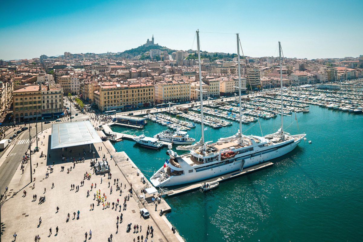 Vieux Port de Marseille en location de trottinette électrique