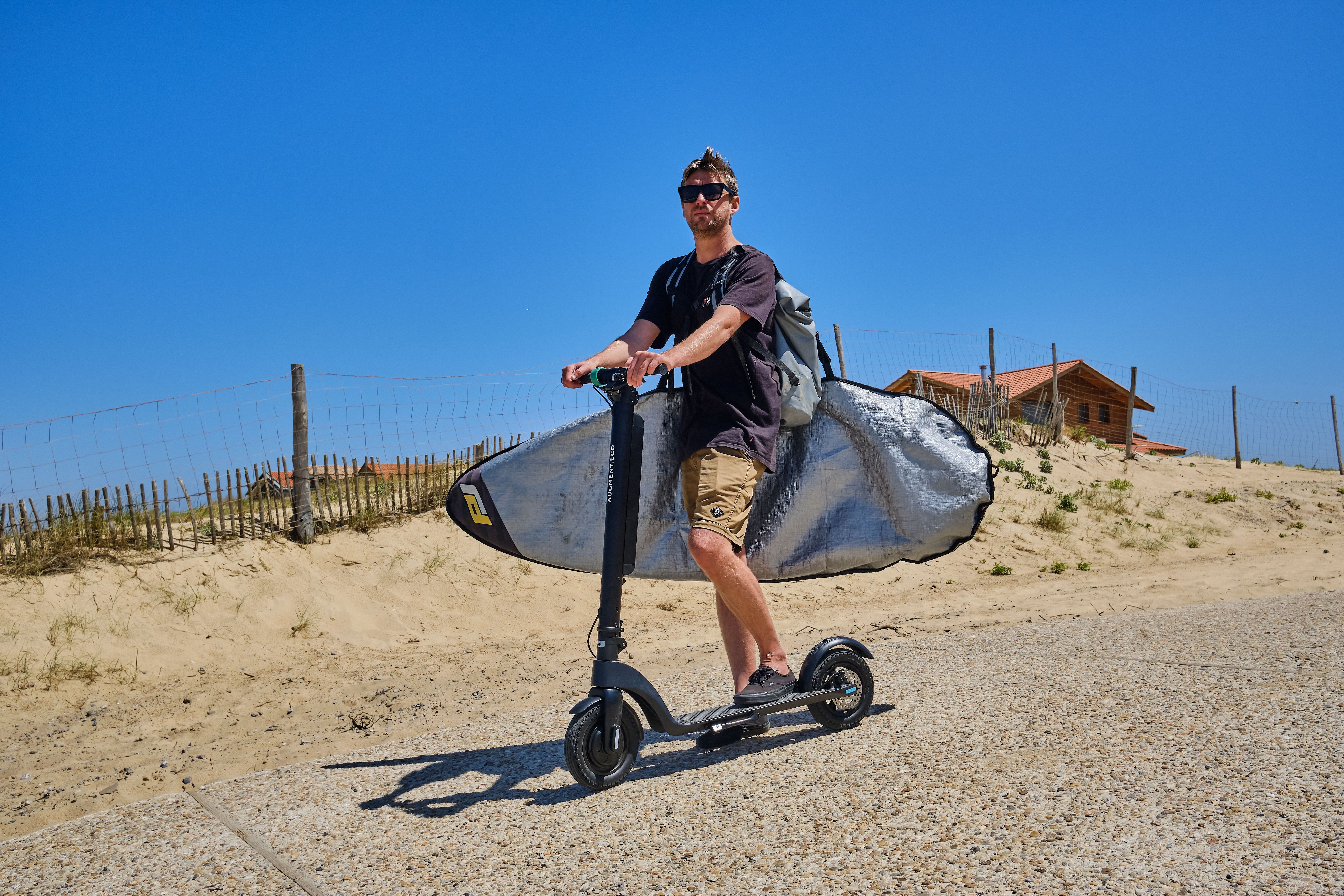 Utilisateurs de trottinette électrique Augment à la plage