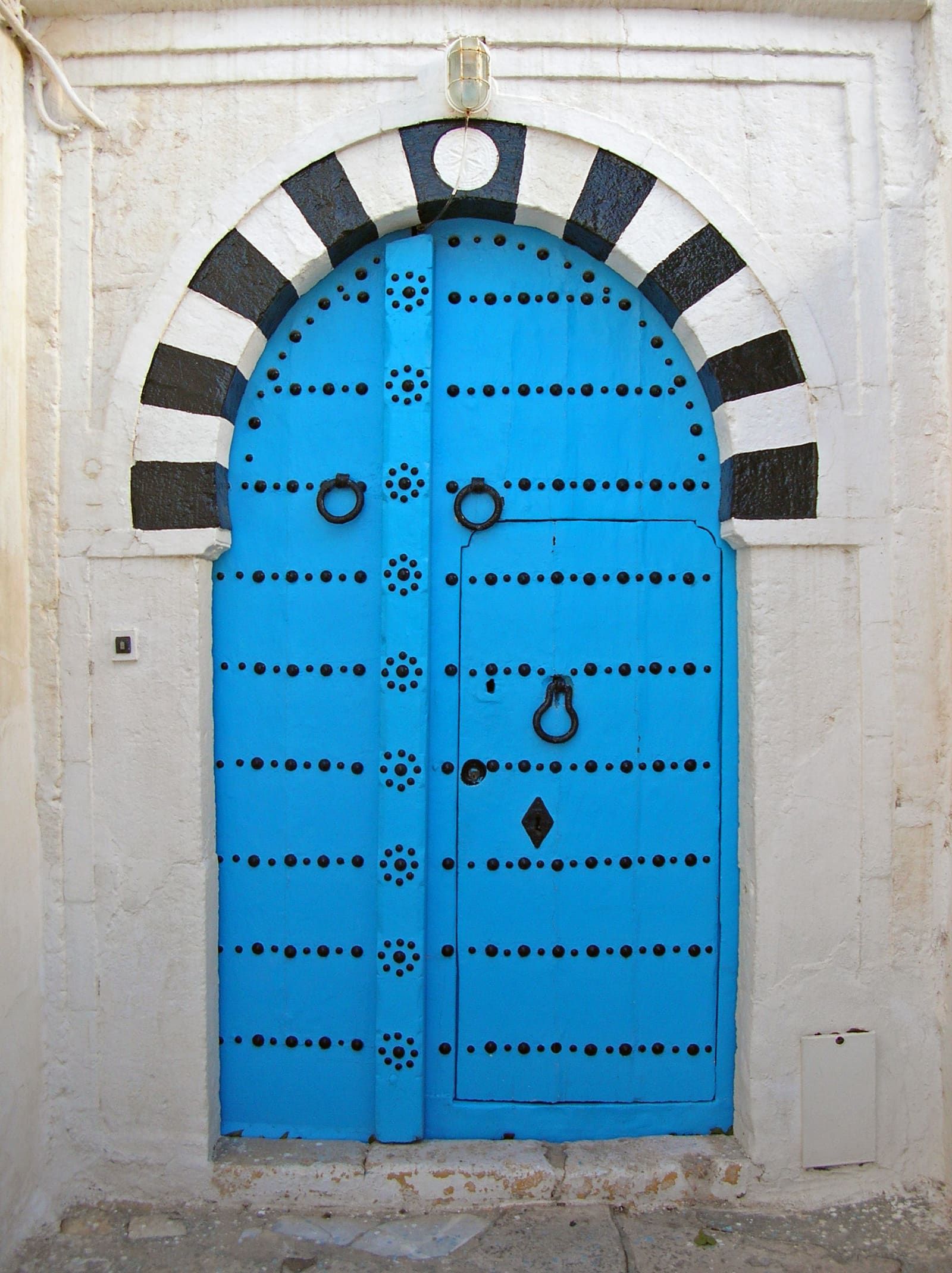 Porte bleue cloutée à Sidi Bou Saïd