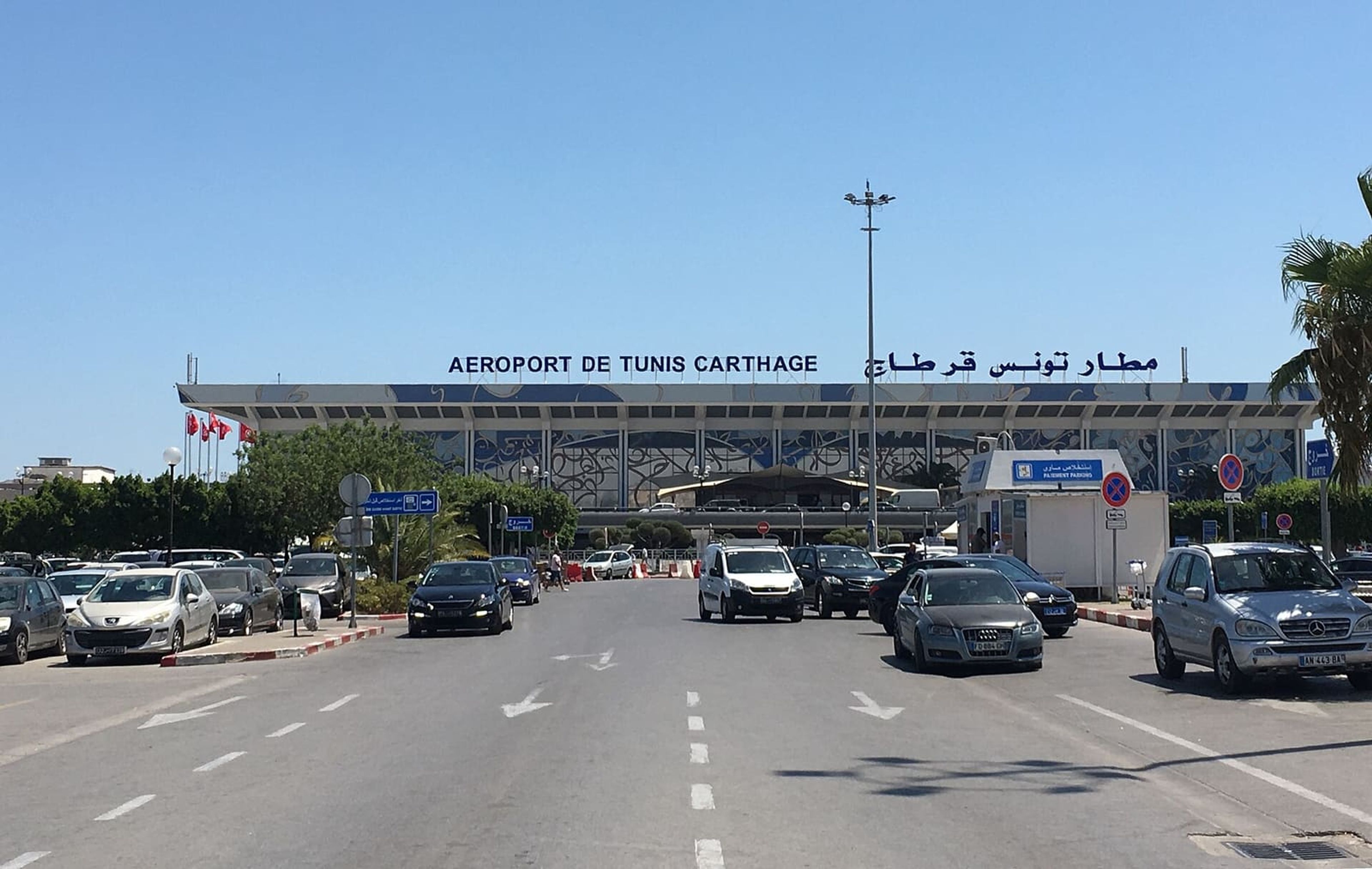 Façade de l'aéroport de Tunis-Carthage