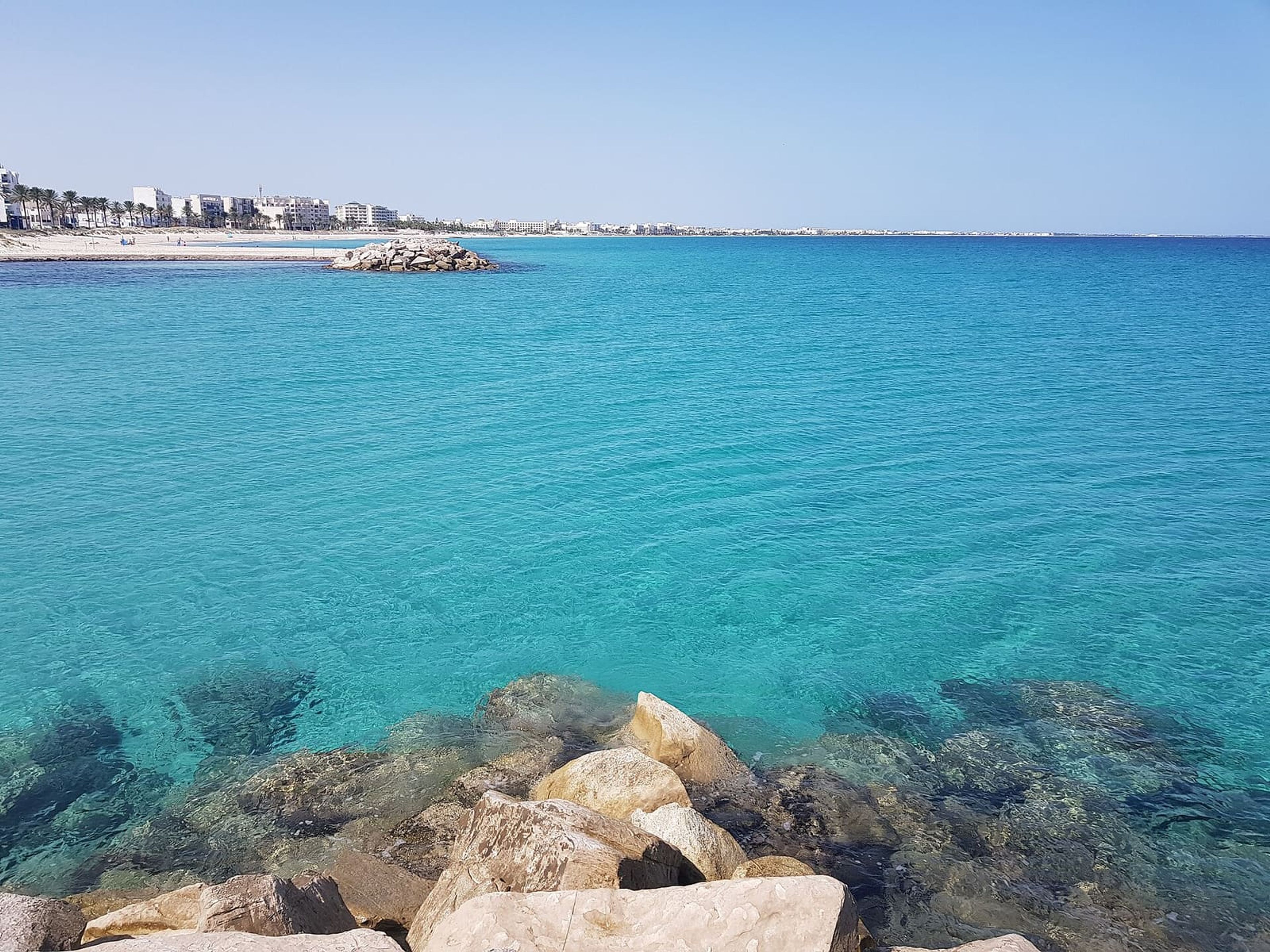 Eau turquoise le long de la côte de Mahdia