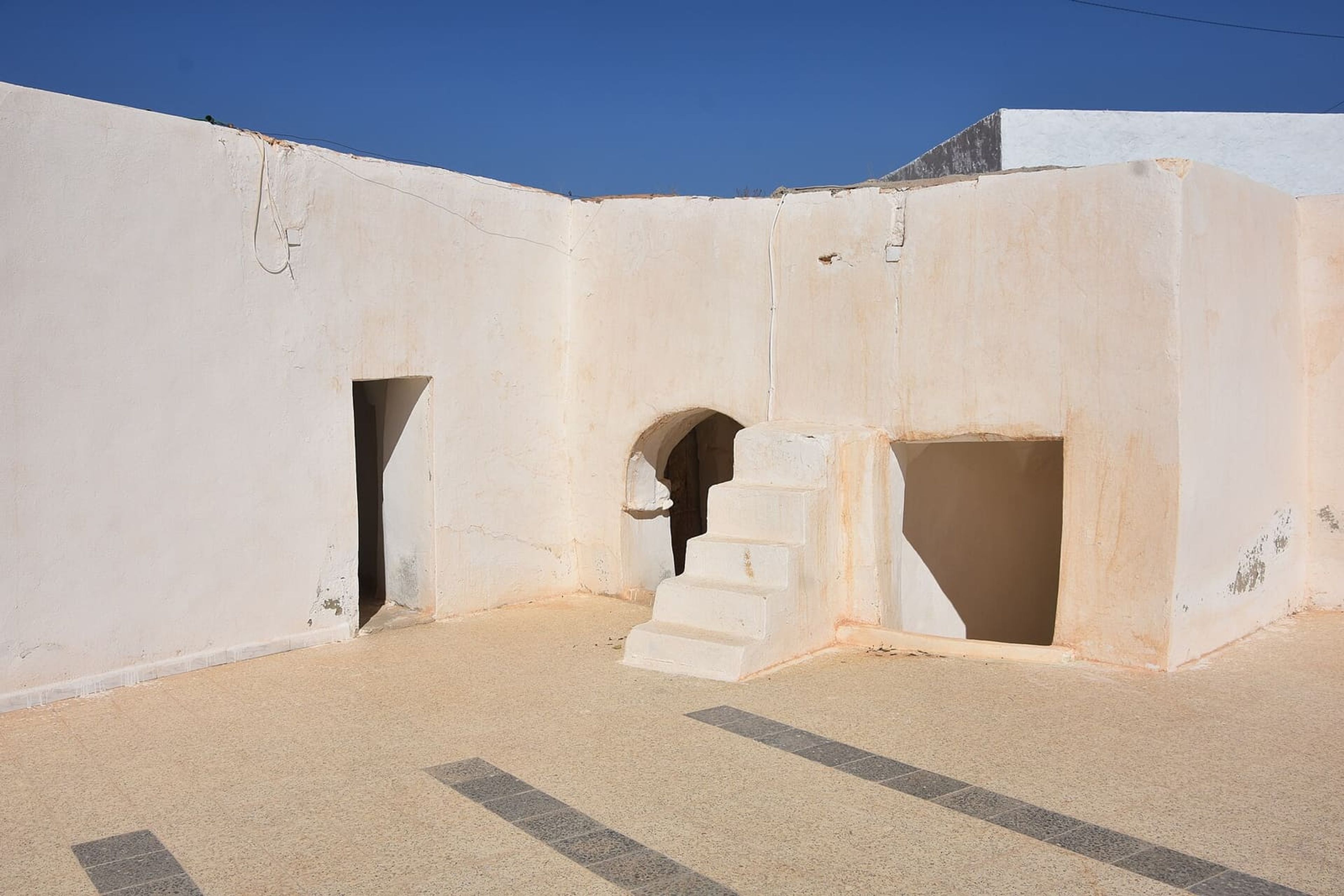 Mosquée troglodyte creusée dans la roche, dans le sud tunisien