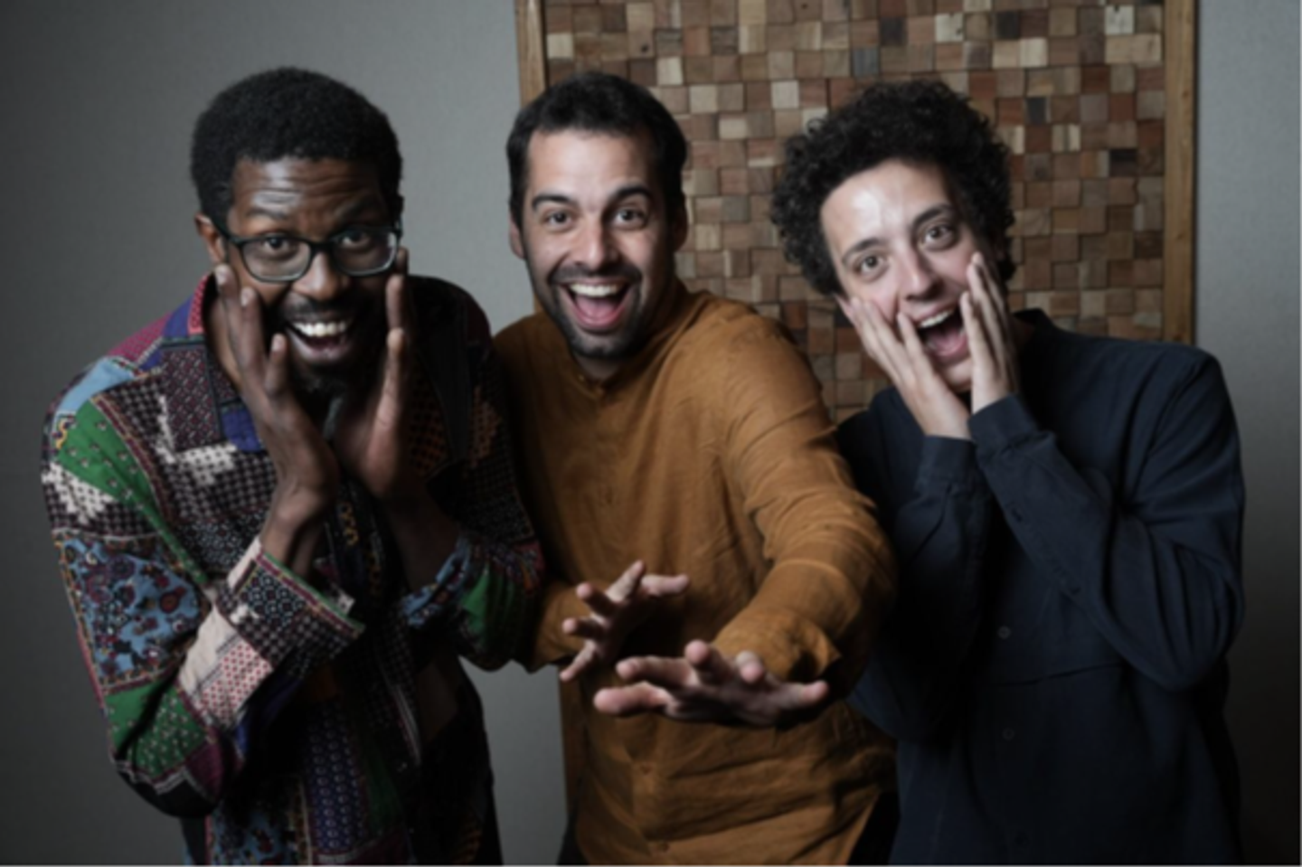 Bilde av de tre medlemmene, Xavi Torres – tangenter, Reinier Elizarde - kontrabass og Andreu Pitarch – trommer