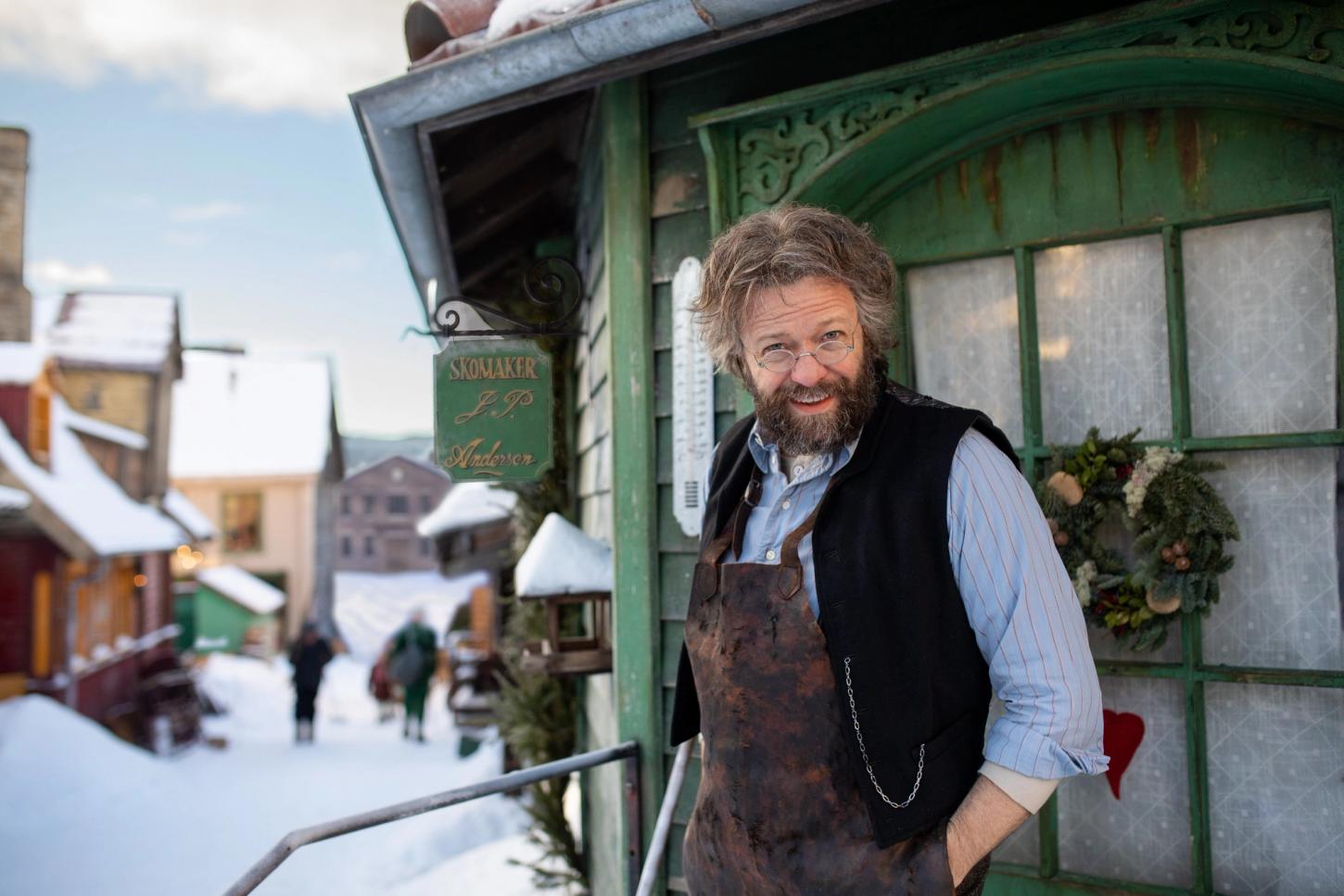 Skomaker Jens Petrus Andersen står utenfor Skomakerbutikken (copyright Nordisk Film)