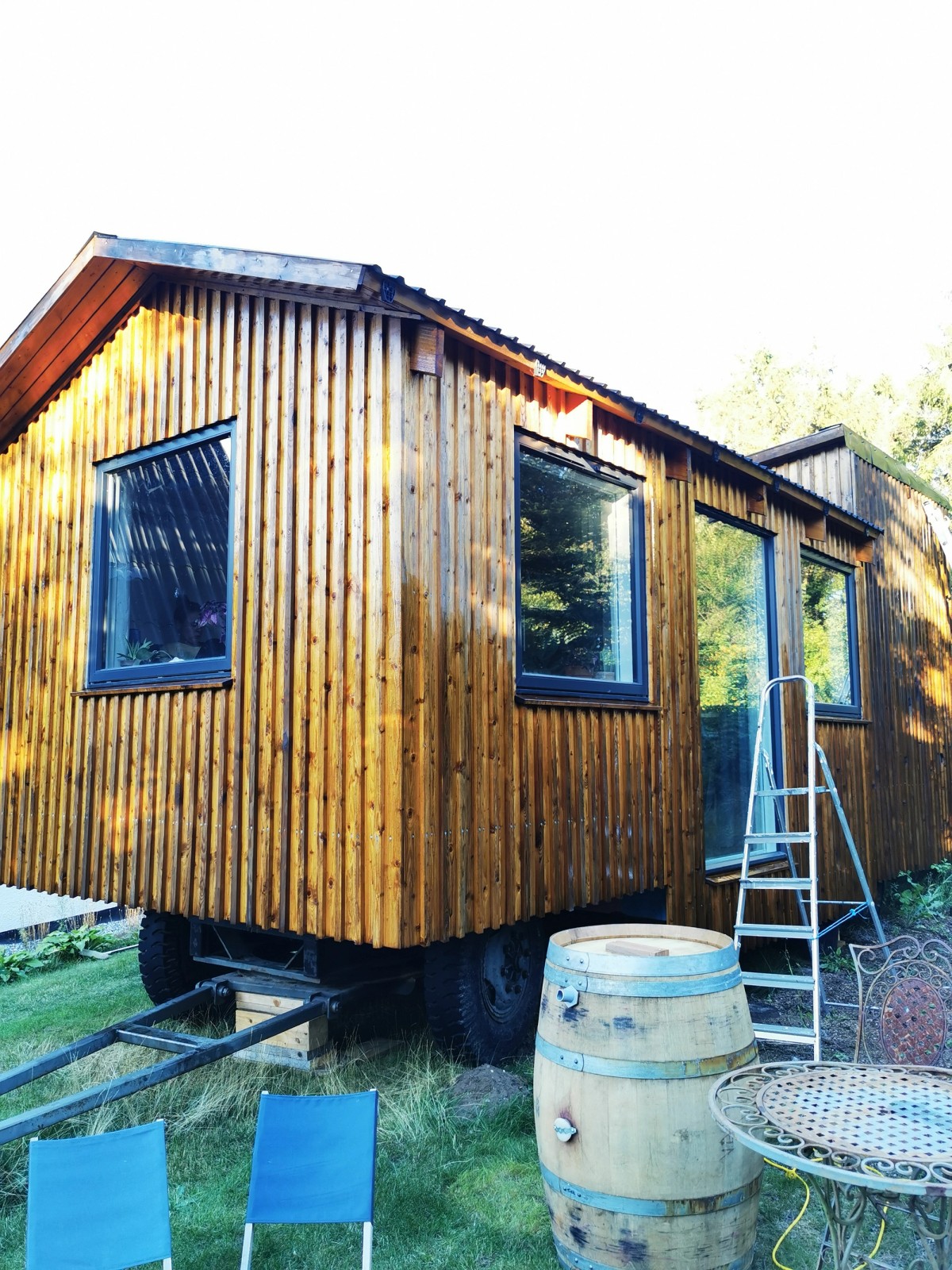 Ill. 1. Peter og Maries tiny house er på ca. 24 m2 og er et hus, de selv har bygget. Foto: Peter Cox, venligst udlånt.
