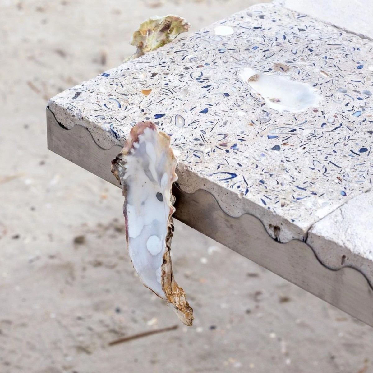 Ill. 32. Spacegirls Taffel for Perlemor, First There Is A Mountain, Blåvand, 2023. Foto: Frida Gregersen

Spacegirls værk, Taffel for Perlemor, en monumental arkitektonisk skulptur af sand og muslingeskaller, er et eksempel på kunstnerisk bearbejdning af biogene materialer, der relaterer til stedet og dermed skaber kulturel tilknytning.