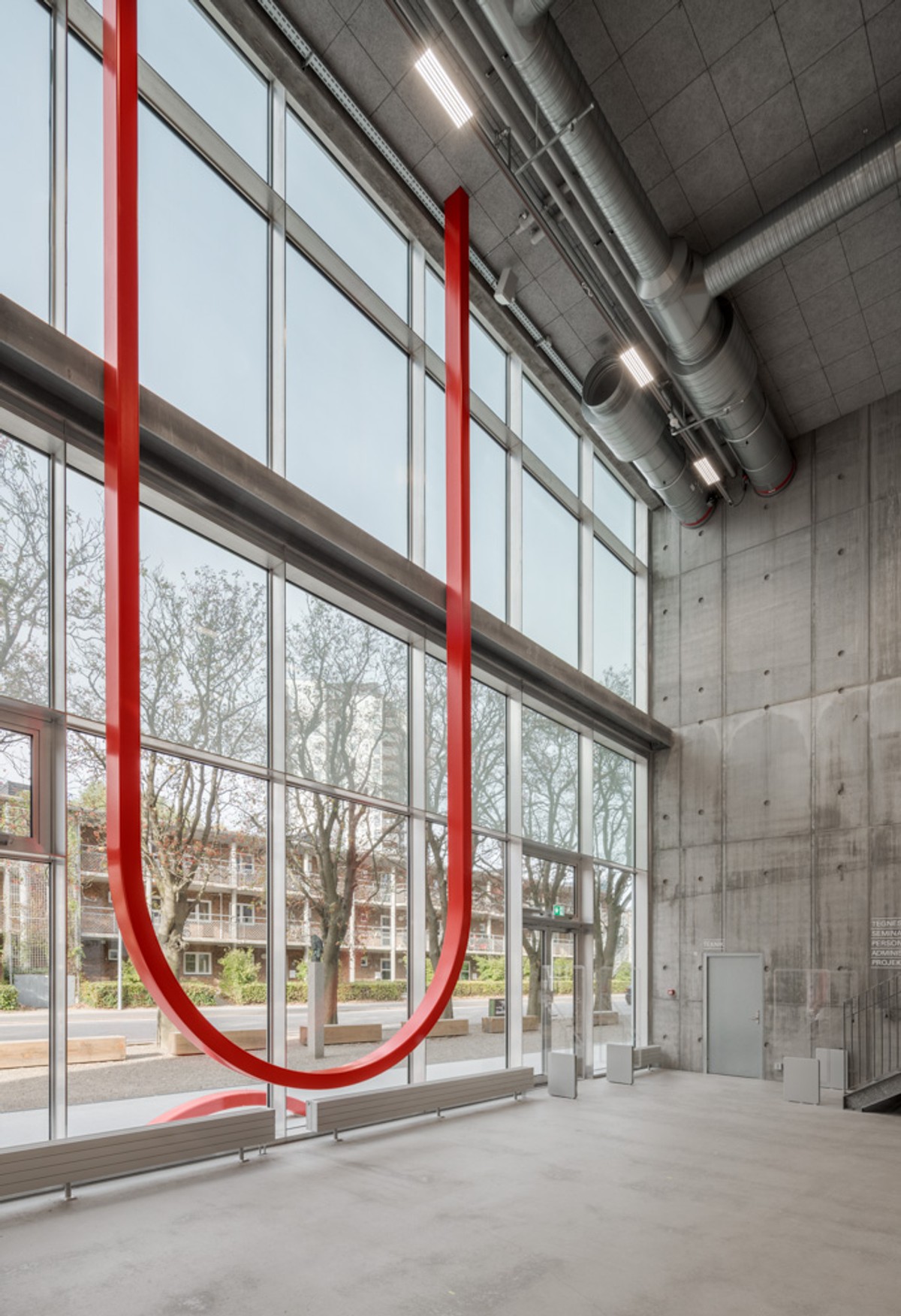 Ill. 5. Lea Porsager, Repulsive Enchantment (Red Rising / Plunging),udsmykning Århus Arkitektskole, 2021. David Stjernholm
