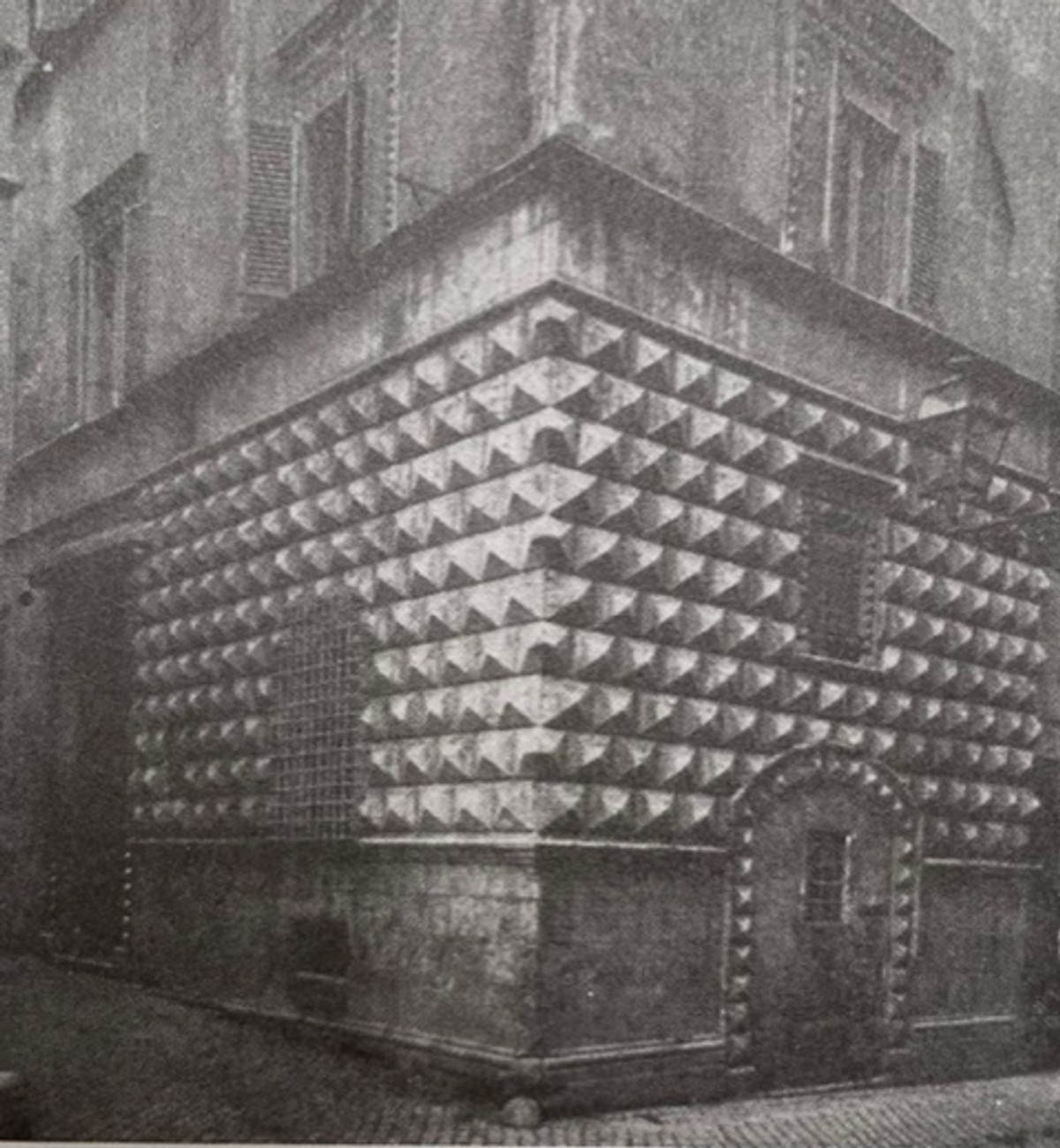 Ill. 15. Palazzo dei Diamanti, Firenze 1493–1503, Foto: Steen Eiler Rasmussen, Om at opleve arkitektur

” ….de fleste bygninger bestaar af kombinationer af haardt og blødt, af let og tungt, af slapt og spændt, af mange forskellige slags overflader. Alt dette er elementer i arkitekturen, noget det arkitekten har at spille paa. Og alle disse elementer maa man kunne fornemme, hvis man skal opleve arkitektur” Steen Eiler Rasmussen, Om at opleve arkitektur 1957
