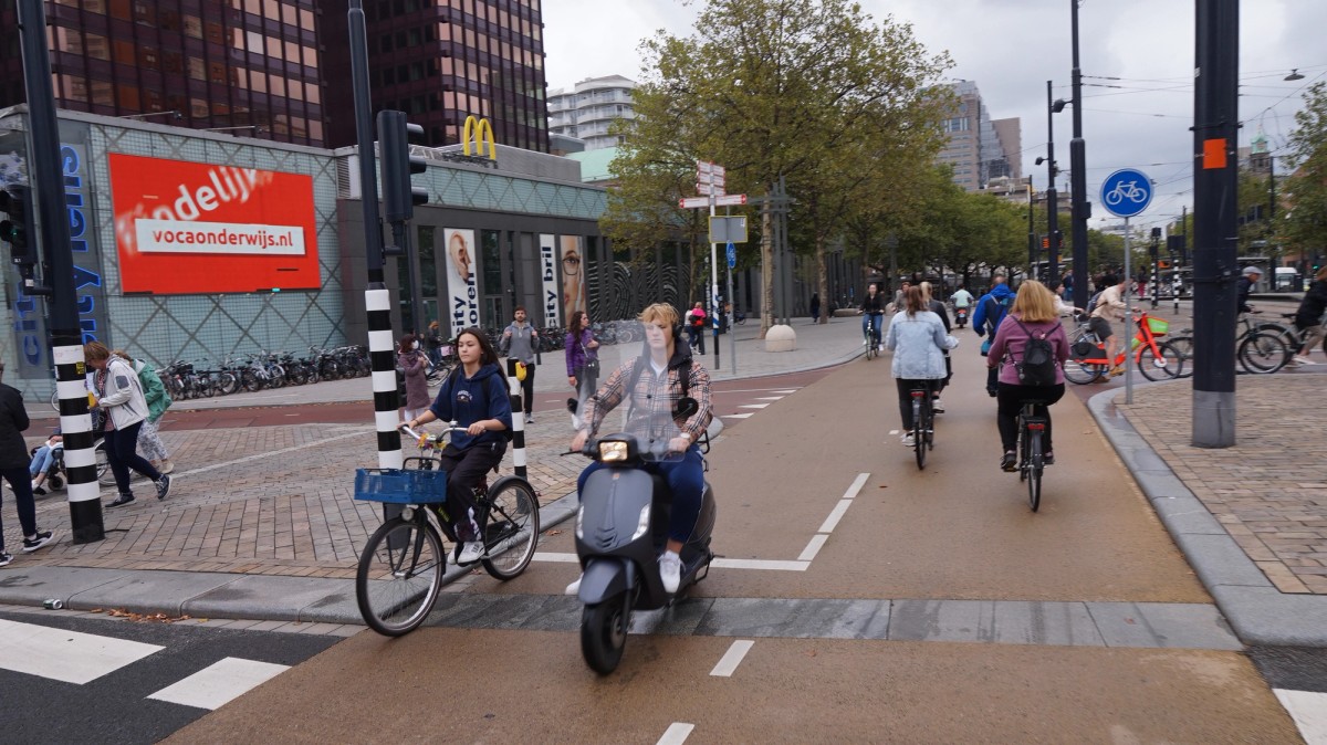 Ill. 6. Cyclists on Coolsingel, Rotterdam. Photo: Maurice Koop. CC BY-SA 4.0 via Wikimedia Commons.