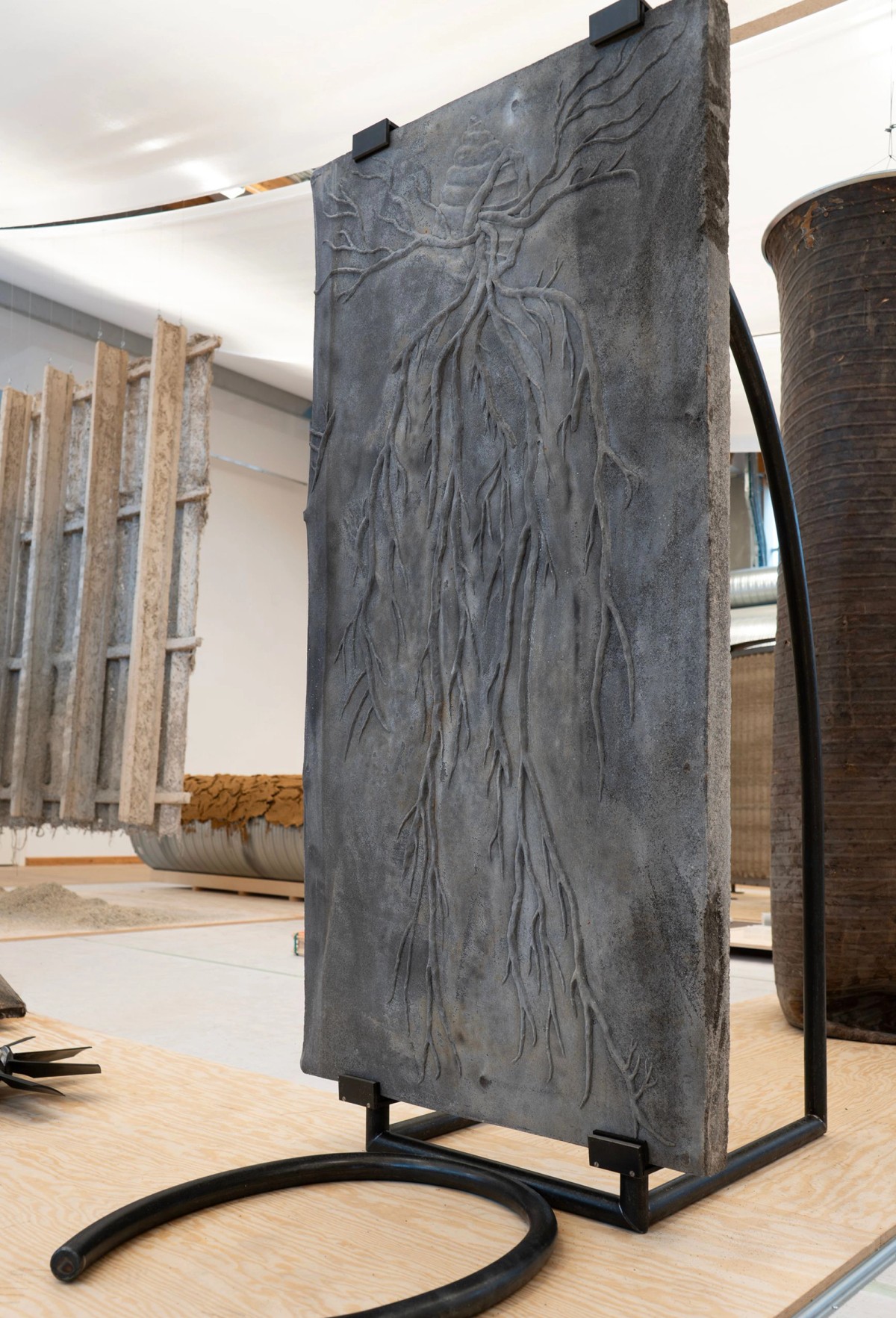 Ill. 33. Silas Inoue, GXN og BioMason Copenhagen Contemporary, #Materials 2023, Foto: Silas Inoue

Silas Inoue’s serie af objekter er interessant fordi det udforsker de biogene materialers formmæssige potentiale. Værket er et resultat af en undersøgelse af teknologien ved fremstilling af bio-cement, hvor formen skaber et relief der udover materialets iboende egenskaber skaber en sanselig oplevelse.