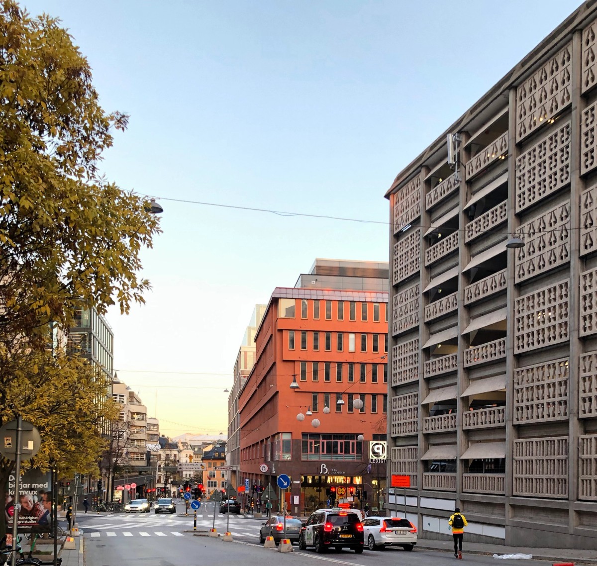 Ill. 2a. Fastighetsbolaget Pembroke rev Passagenhuset Kv. Hästen 21, den orange byggnaden i första bilden, som stod klar 1972 ritade av Bengt Lindros. Lone-Pia Bach
