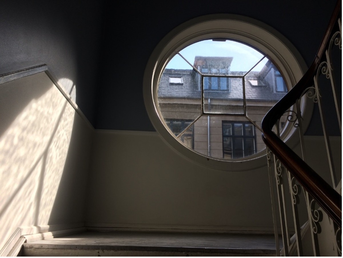 Ill. 5. Eksempel på Originalt vindue og trappe i ejendom fra 1890 i Købmagergade, som har overlevet ombygning fra kontorer til stormagasin til universitet til hotel.