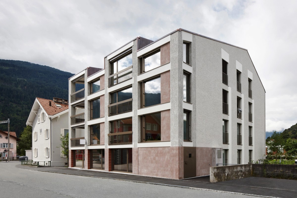 Ill. 5. Aita Flury Architekten, MFH La Contenta Domat/Ems, north and east façade. Such a culture of transformation is based on memory and cultural history while at the same time actively takes aim for renewal - continuity and change are entangled very closely. Photo: Ralph Feiner