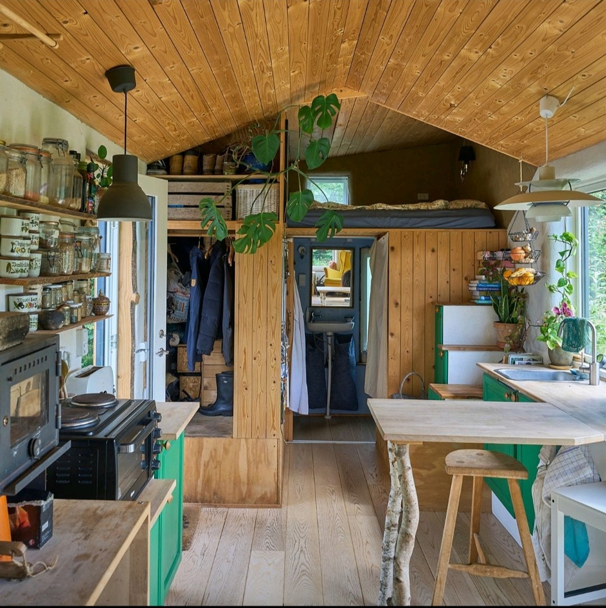 Ill. 3. De fleste tiny houses er centreret omkring ét beboelsesrum, eventuelt med separat sovezone i form af en hems eller alkove. Hos Peter og Marie er det en hems. Foto: Peter Cox, venligst udlånt.