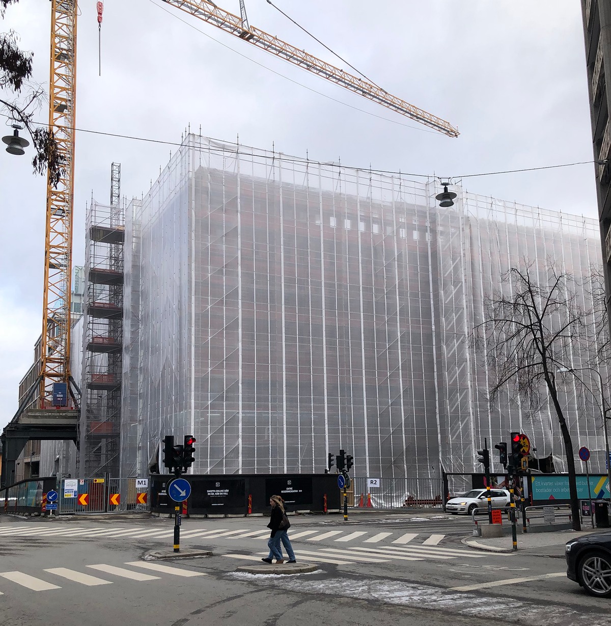 Ill. 2b. Rivningen var kontroversiell och ett fegt fastighetsbolag, reste ställningar med väv så att rivningen inte skulle synas i stadsbillden. Lone-Pia Bach