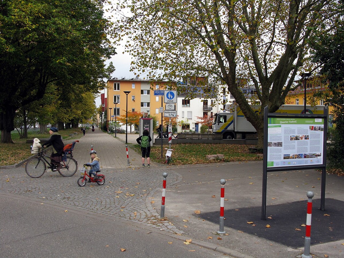 Ill. 1. Child friendly cycle paths in Vauban, Freiburg, Germany. Photo: Andreas Schwarzkopf. CC BY-SA 3.0 via Wikimedia Commons.