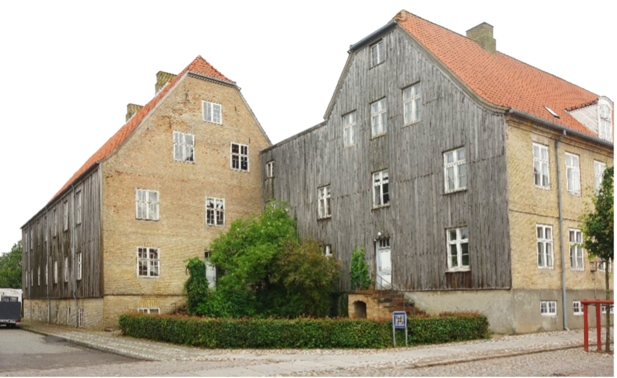 Ill. 4. I en by som Christiansfeld kan man tydeligt se det enkle kristne og sociale liv -plus de religiøse højtider og skikke, reflekteret i bygningerne, i interiørerne, i byplanen samt i de grønne omgivelser. Byggeskikkens enkelthed, prunkløshed og bevidst tilstræbte symmetri og harmoni – med en samtidig klar arkitektonisk stramhed og monumentalitet afspejler disse immaterielle værdier for husenes bygmestre. Foto: Søren Vadstrup
