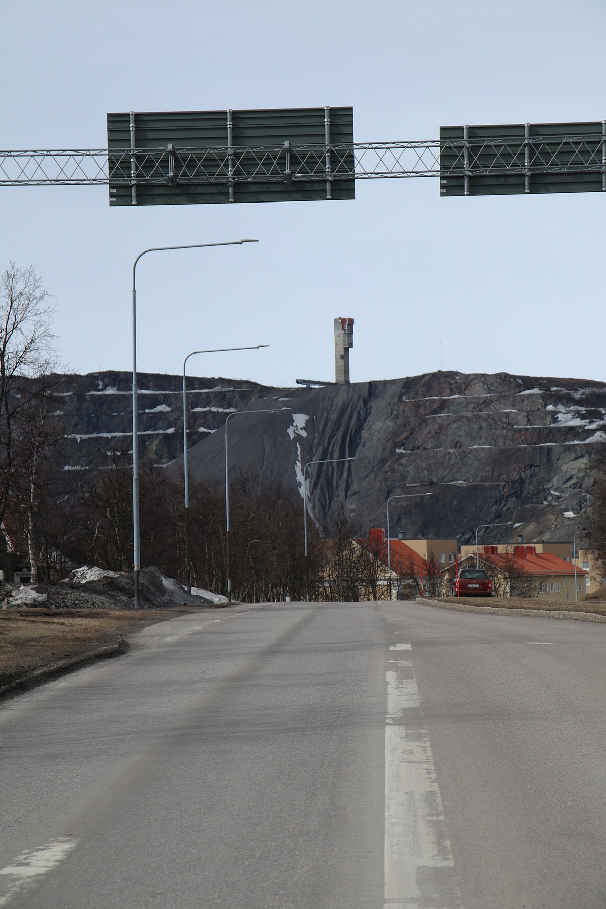 Ill. 6b. Efter 100 år av malmbrytning i Kiruna har slaggberget växt sig högt och sjön som en gång låg här är i stort sett borta. Järnhalten i malmen i Kiruna är mera än tre gångar så hög som den i Gállok och enligt undersökning verkar det bara vara malm för 10–15 år brytning i Gállok. Lone-Pia Bach