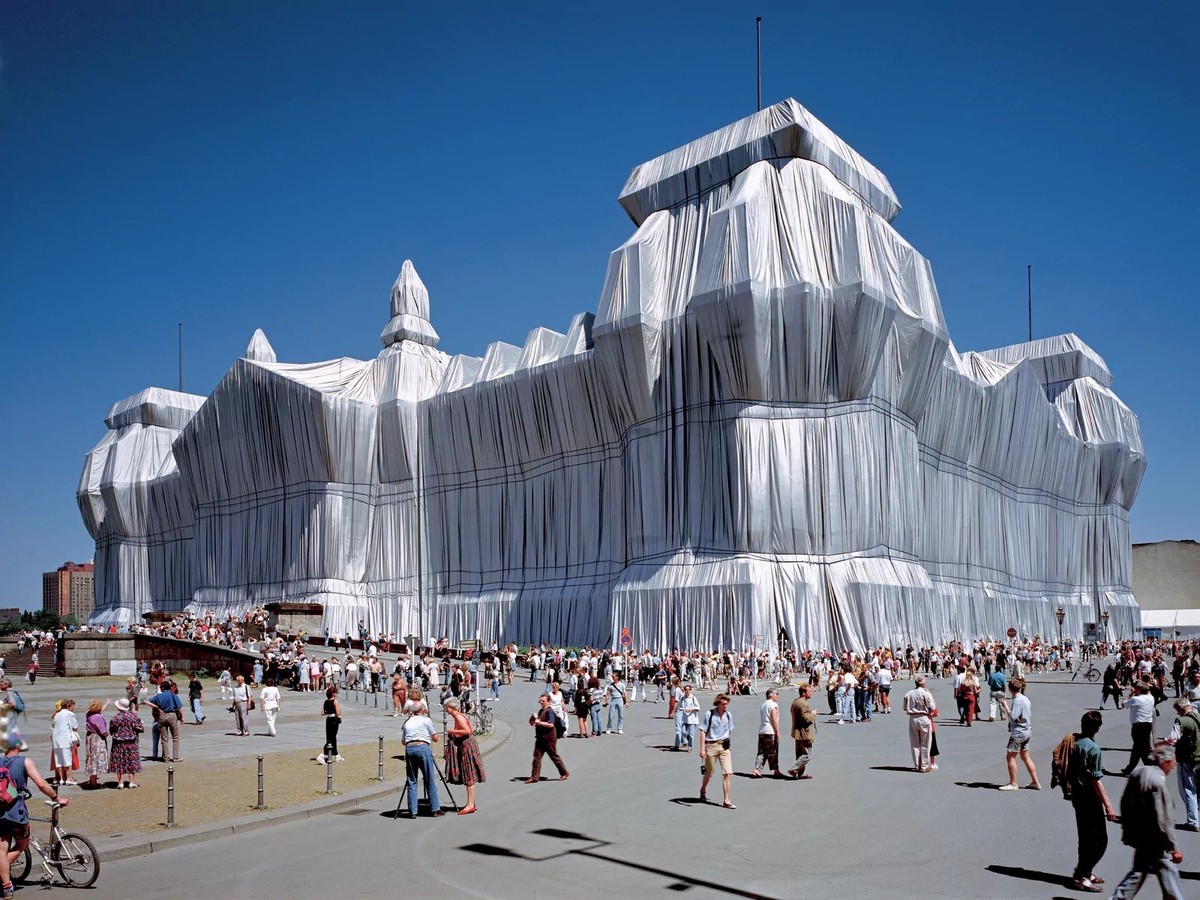 Ill. 2: Wrapped Reichstag af Christo and Jeanne-Claude, Berlin, 1971-95. Foto af Wolfgang Volz, © Christo and Jeanne-Claude Foundation