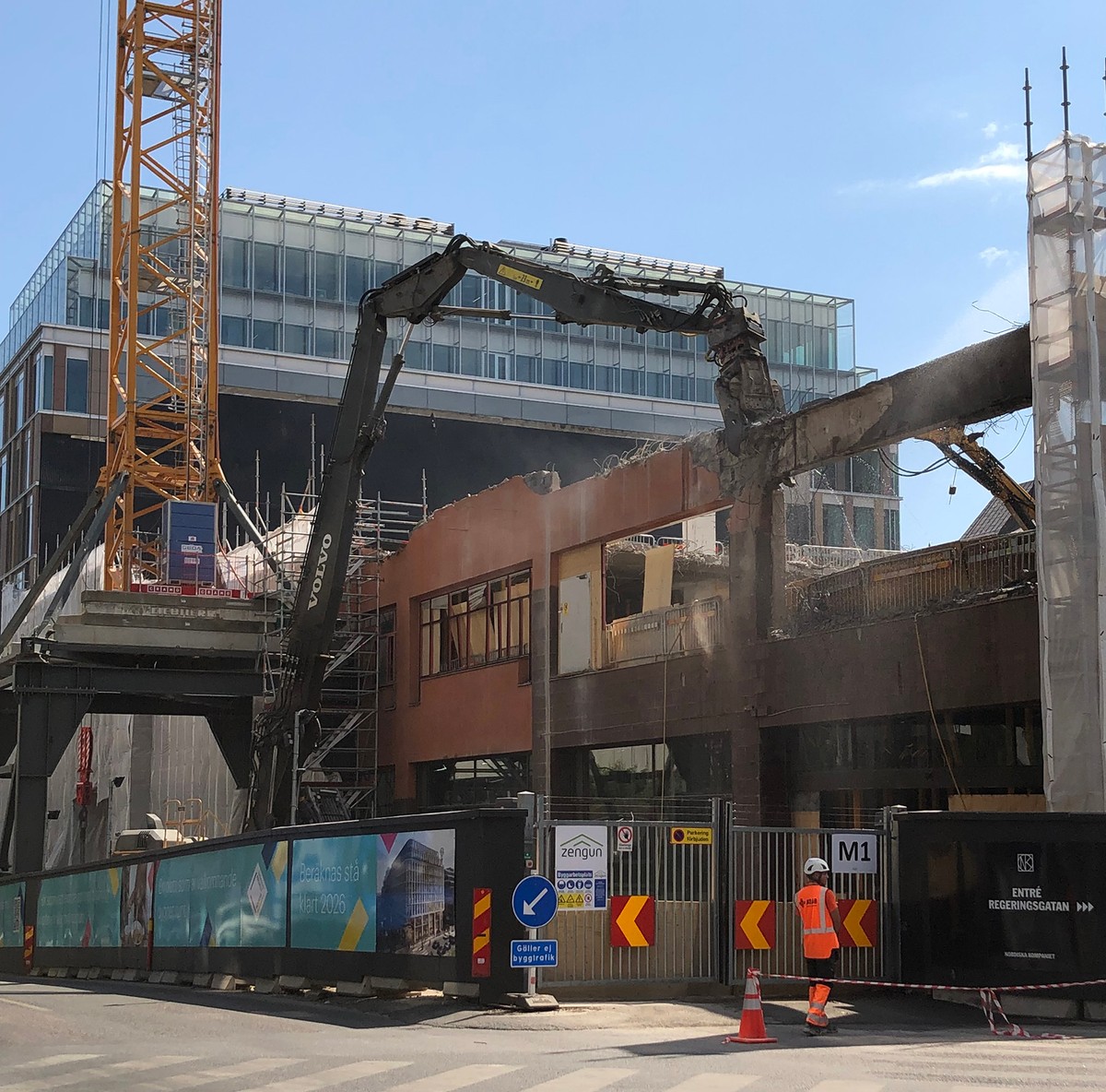 Ill. 2c. Den byggnad som revs var utförd i dyrbara material som betong, glas och aluminium ur ett resursperspektiv och hade en potentiell beständighet på flera hundra år. Inget material återbrukades vid rivning. Ersättningsbyggnaden kommer troligen att ha betydligt kortare hållbarhet . Vid rivningen återbrukades inget material. Lone-Pia Bach