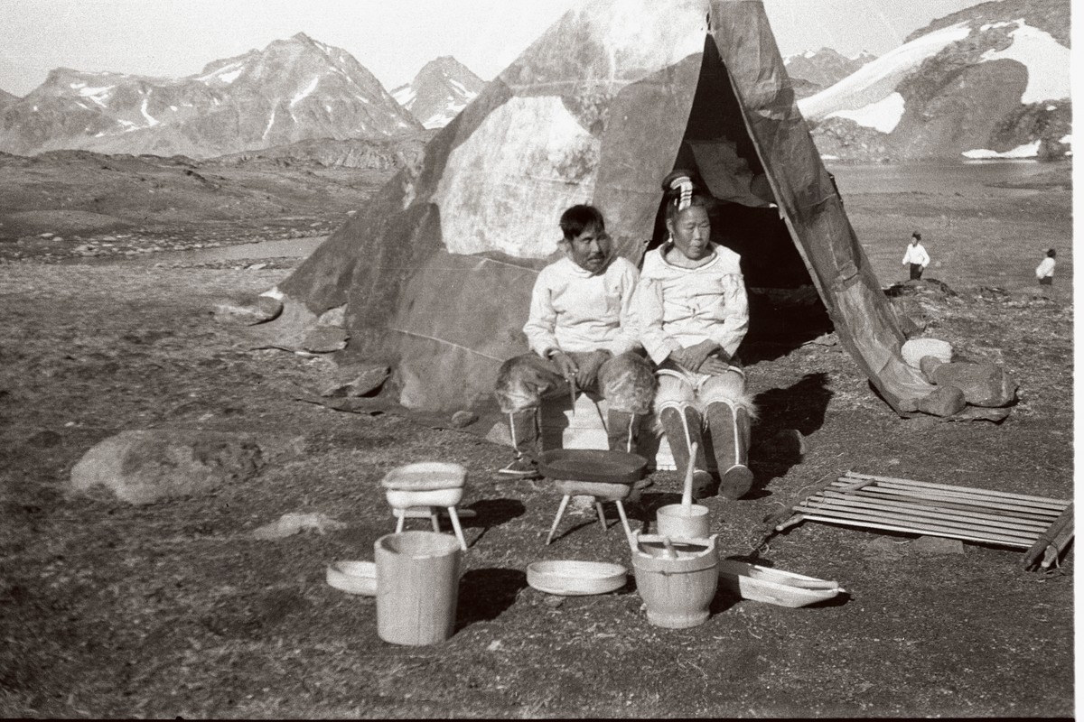 Ill. 4. Det traditionelle sommertelt var konstrueret af et stel af drivtømmer, dækket af sælskind. Billederne her er fra midt i 1950’erne, hvor skindteltene og de gamle redskaber allerede er gået af brug, så der er tale om en slags opvisning i en festlig anledning.