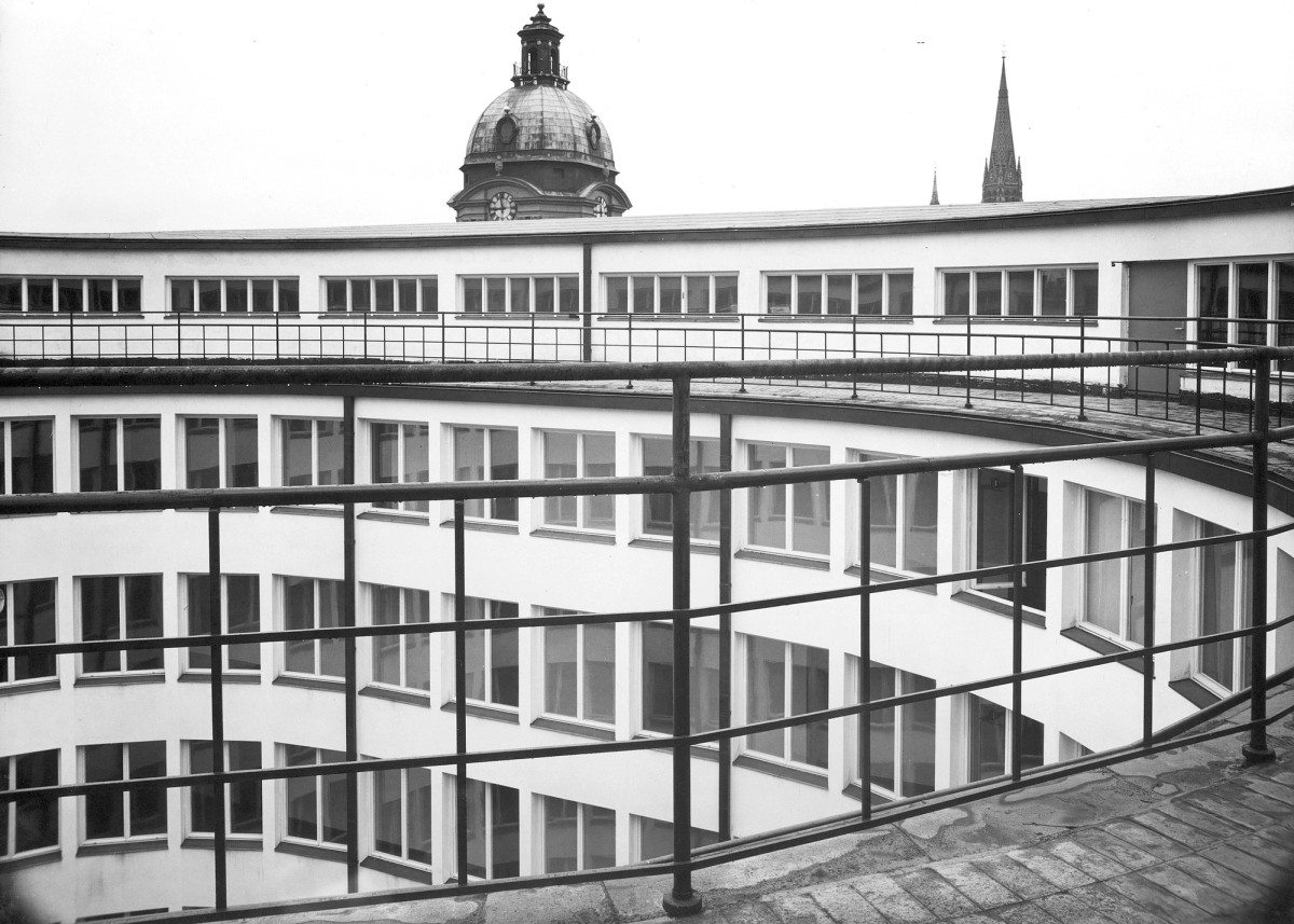 Ill. 4. Exteriör, innergård. Kyrktorn i bakgrunden. Foto: ArkDes