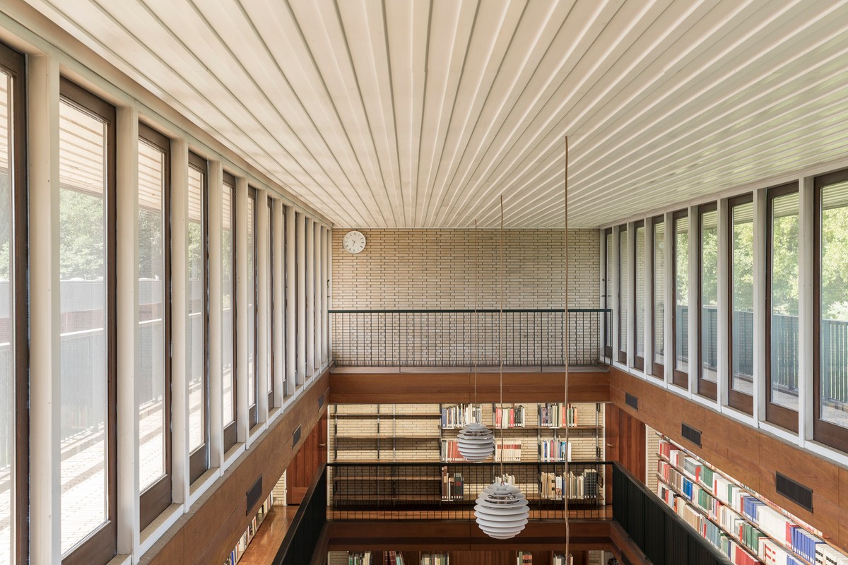 Ill. 10. A detail of the internal space of the library, from the upper balcony. Photo by Silvia Palmi, Panteon Magazine no. 4-5/Knowledge (Roma 2022).