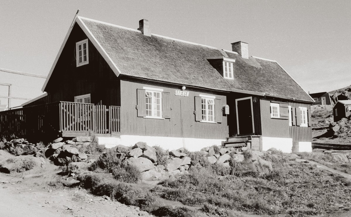 Ill. 11. Et af de første huse, der blev bygget i kolonien, var dette, der har sat sig lidt, og derfor går under navnet ”Skæven”. Det antages tegnet af P.A. Cortzen, er opført i 1905 og udvidet i 1920’erne. Det var i mange år kontor for Den Kongelige Grønlandske Handel. Huset eksisterer stadig og rummer i dag turistkontoret.