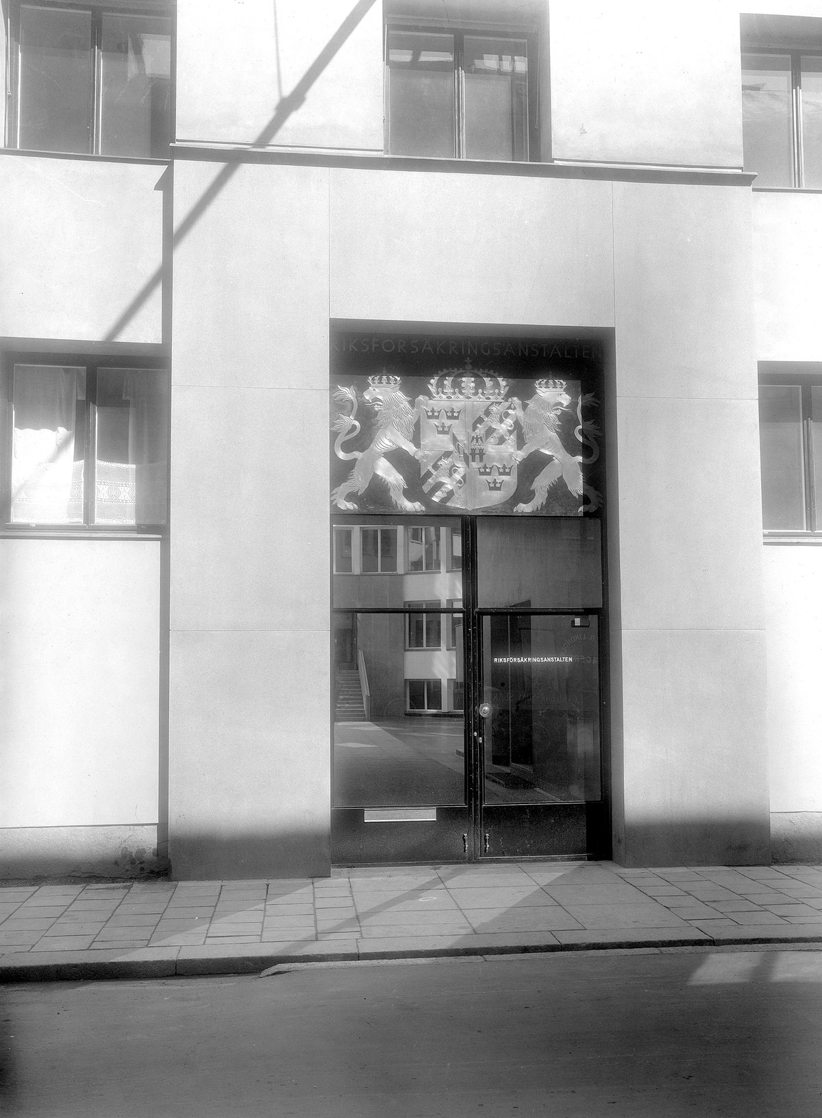 Ill. 2. Exteriör, portal. Foto: ArkDes