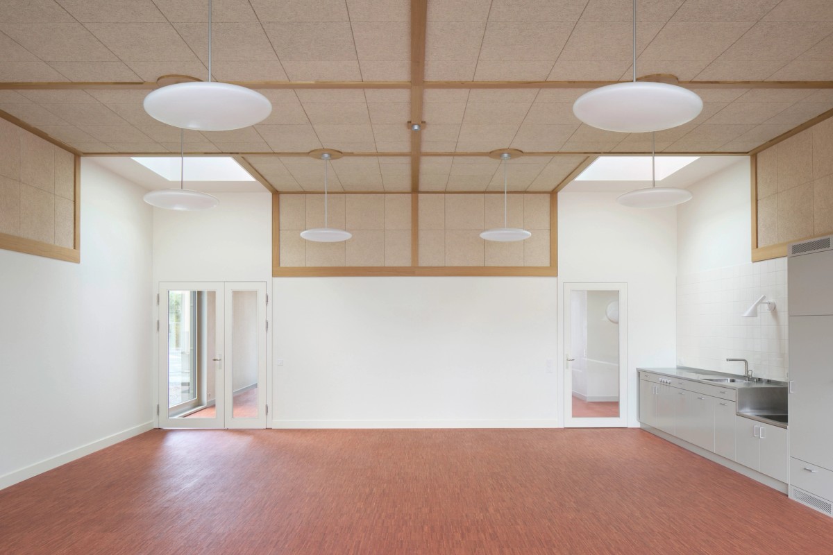 Ill. 4. Aita Flury Architekten, Kiga + FuSTA Aarau Rohr, Main Room. The acoustic ceiling cap resembles a tatami floor that has been flipped to the ceiling. All taken measures are in service to connect ceiling, floor and walls, interweave them and earthen the space. Photo: Ralph Feiner