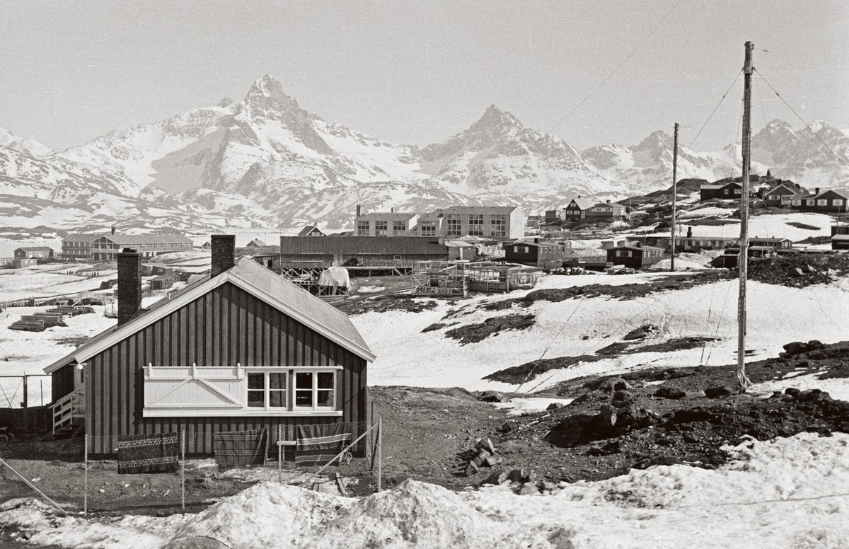 Ill. 15. Her ses i baggrunden byens første etagehuse, bygget i 1958. Der er aldrig blevet bygget store blokke i Tasiilaq. De kendes primært fra de byer på vestkysten, der kan besejles hele året rundt, fordi isen aldrig lægger sig, og hvor planlæggerne mente, at befolkningen så vidt muligt skulle samles, fordi erhvervsmulighederne, dvs. fiskeriet, var bedre.