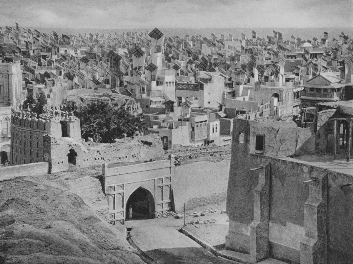 Ill. 2. Blandt eksemplerne i Bernard Rudofskys Architecture Without Architects var billeder af Hyderabad i Sindh, Pakistan. Fotograferet af Martin Hürlimann og udgivet i 1928. På tagene ses byens velkendte mangh-vindfangere, orienteret efter vindretningen for at køle husene ned.