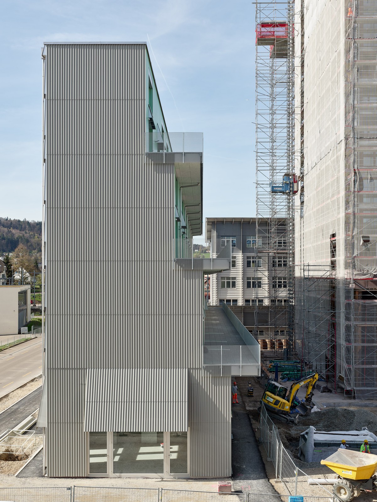 Ill. 2. Lütjens Padmanabhan Architekt*innen, S, M, L, XL Apartments, Zurich, Exterior Perspective 02 (2024). Digital image by Philip Heckhausen, 2024.