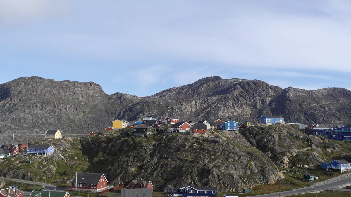 Ill. 7. Udsigt over boliger i Sisimiut, der ligger på toppen, på afsatsen, ved foden, på kanten, oppe på.
