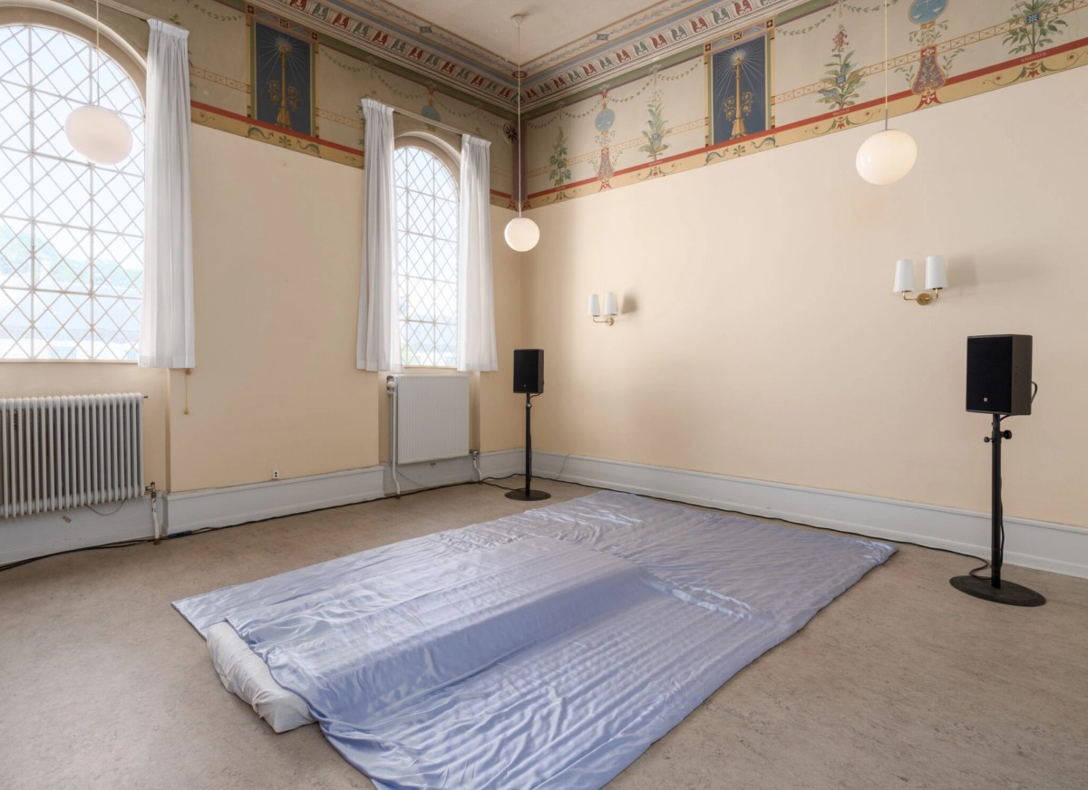 Ill. 1. Sidsel Ana Welden Gajardo, Let Me Help You Sleep Paralysis, 2023. Installationsfoto fra udstillingen Non Performing, Museet for Samtidskunst, Sct. Hans Hospital, 2023. Foto: David Stjernholm.