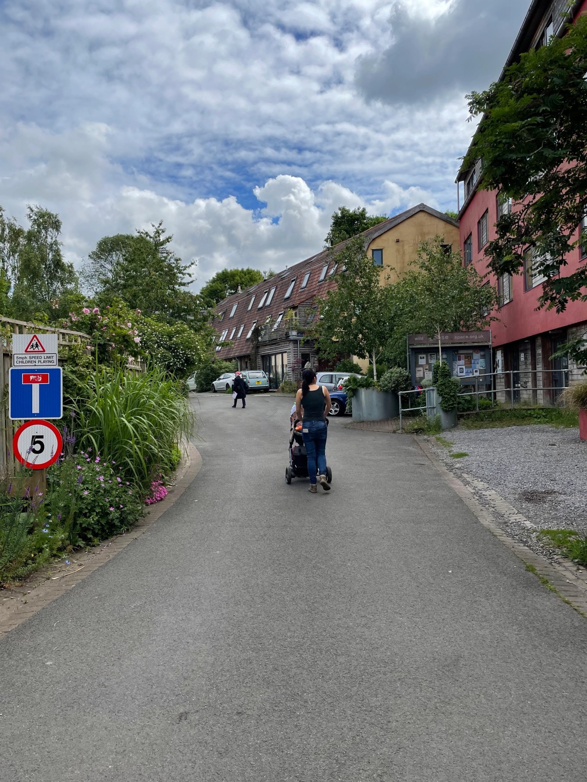 Ill. 1. Hastighedsgrænsen er 5 miles / hour. Den røde bygning th var kontorer, i stuen er fællesrum og værksteder, ovenover lejligheder