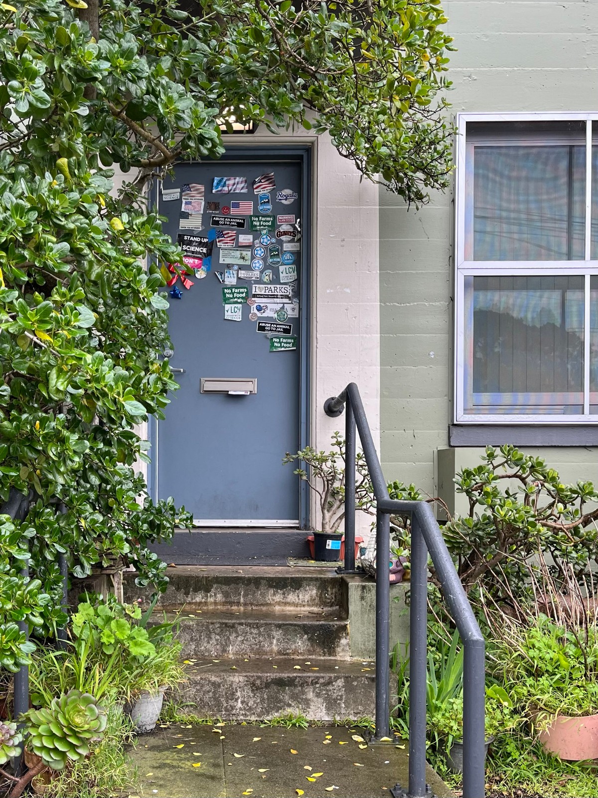 Ill. 10. Small-scale resident interventions. Political stickers. Photo: Frederik Braüner. 2024.