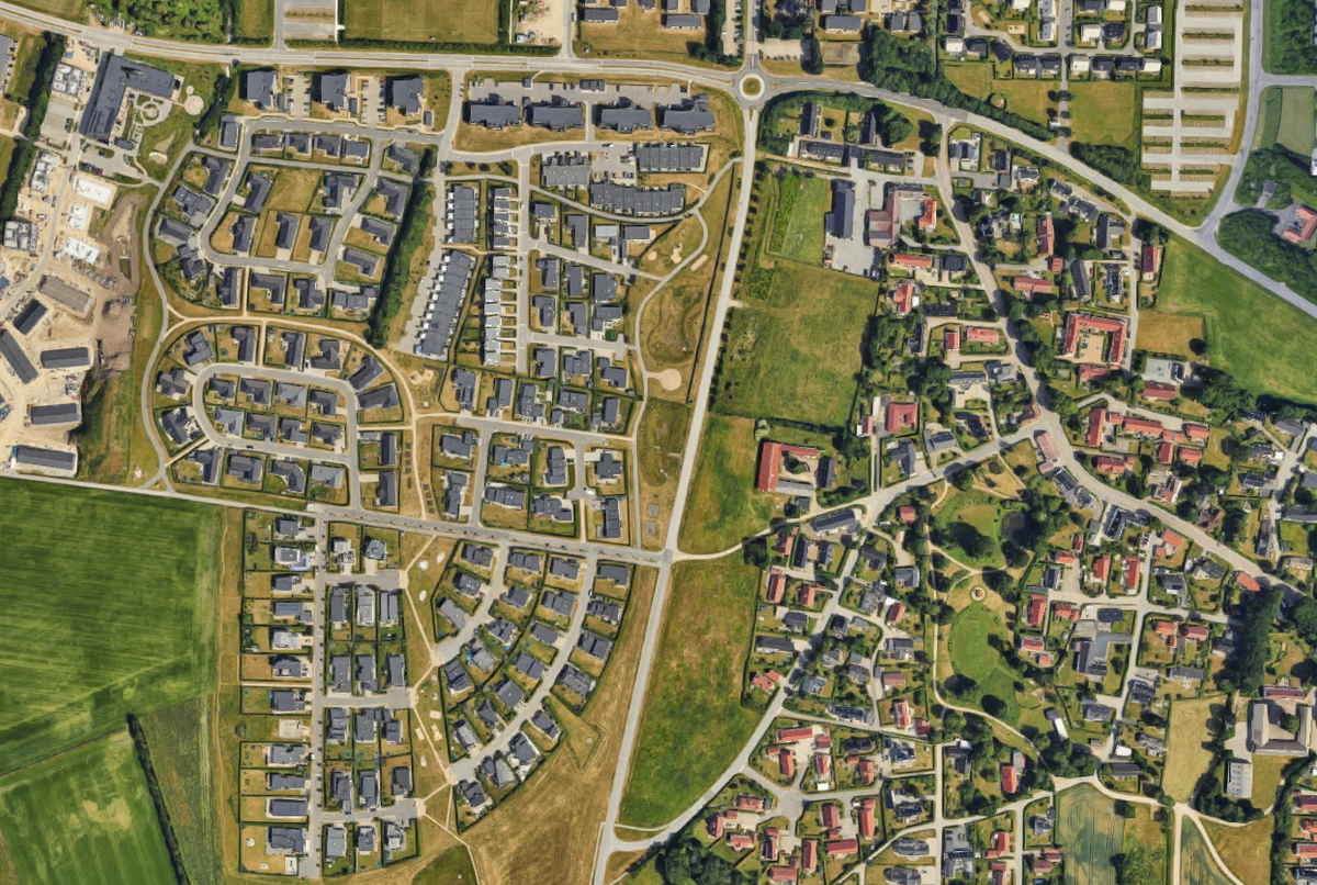 Ill. 1. Billedet illustrerer et nyetableret parcelhusområde et sted i Danmark. Foto: Adam Linde Nielsen via Google Maps.