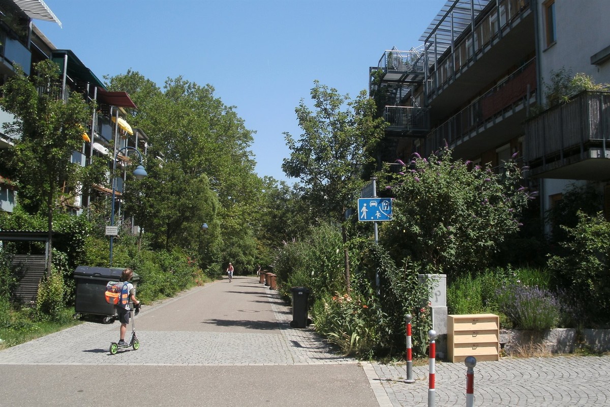 Ill. 2. A child friendly “play street” in Vauban. Photo: Glen Koorey.