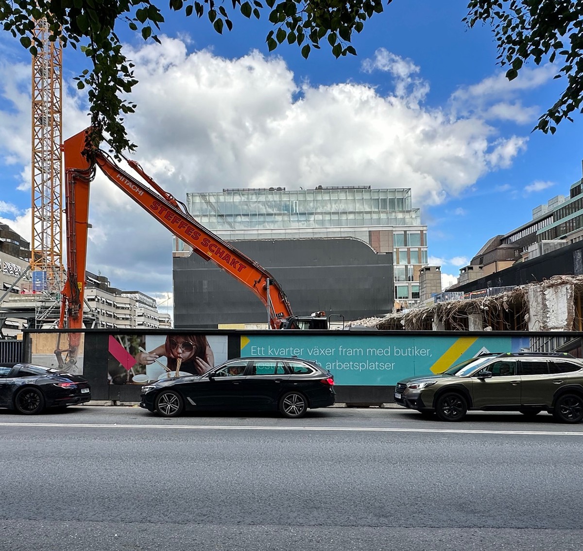 Ill. 2d. 30.000 m2 välbyggd och intelligent byggnad som genom en förskjutning våningsvis tillskapade extra 150 m2 uthyrbaryta revs för att tillskapa 36.000 nya m2. Hur går en sådan omöjlig kalkyl ihop? Hur går en sådan omöjlig kalkyl ihop? Abstrakta ekonomiska kalkyler som inte längre är knuten till värdet av materia gör det möjligt, eftersom värdet tillhör spekulationsvärden. Lone-Pia Bach