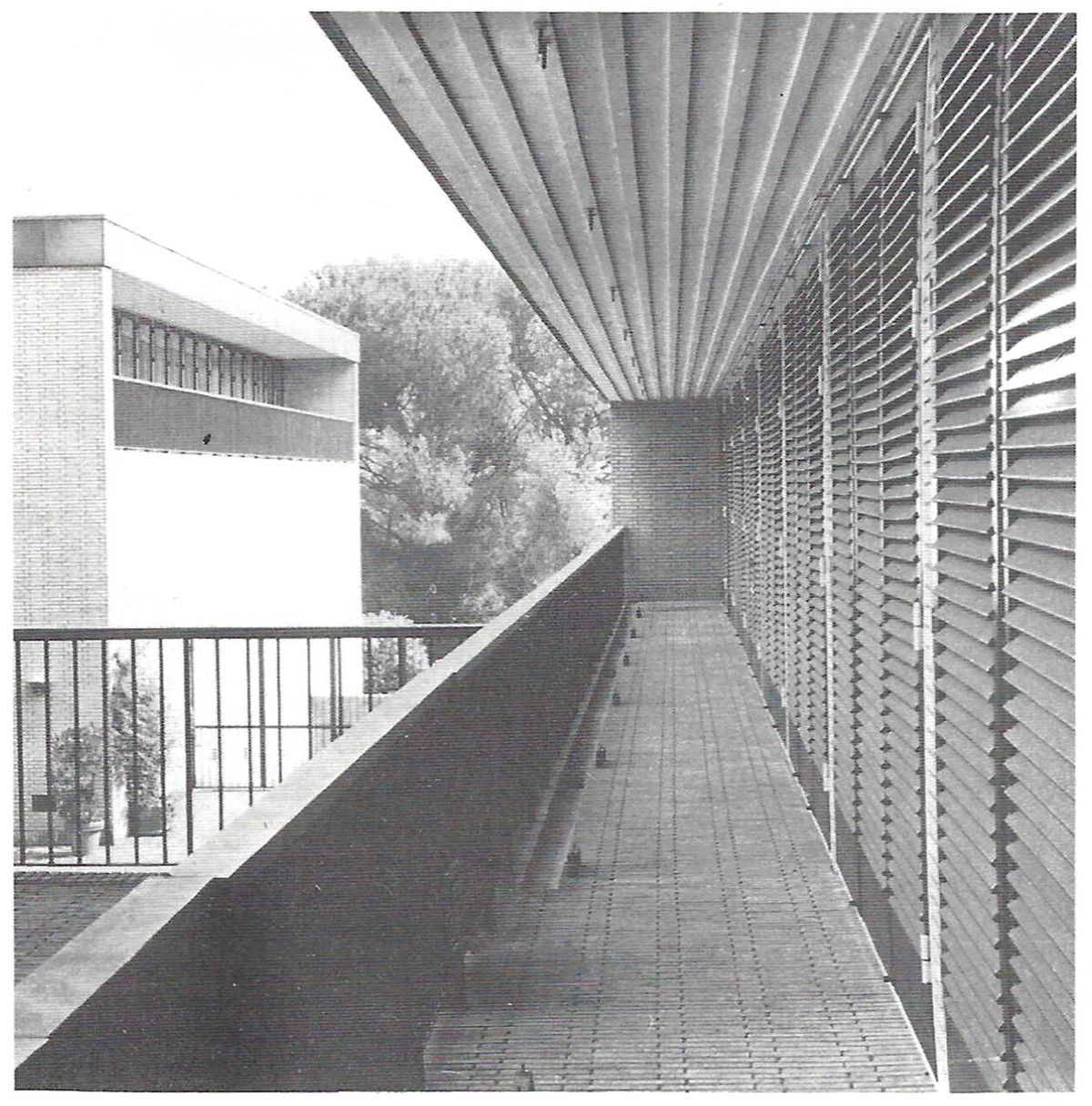 Ill. 3. The balcony on the upper floor of the dormitory block. Photo by K. H. Petersen, in Parametro no. 142 (1985).