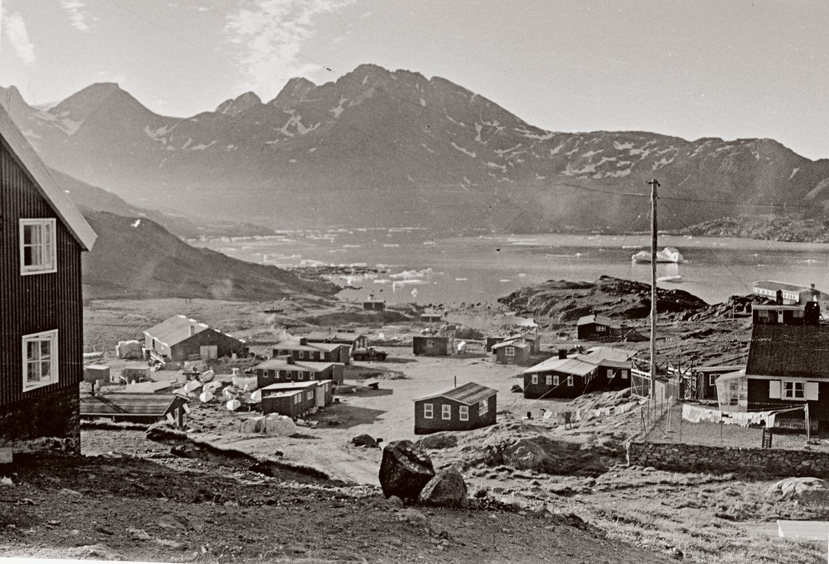 Ill. 14. Barakbyen i Tasiilaq. I kanten af billedet til højre ses det nyopførte børnesanatorium, bygget i 1957, primært med henblik på børn, der var blevet forældreløse fx som følge af tuberkulose.