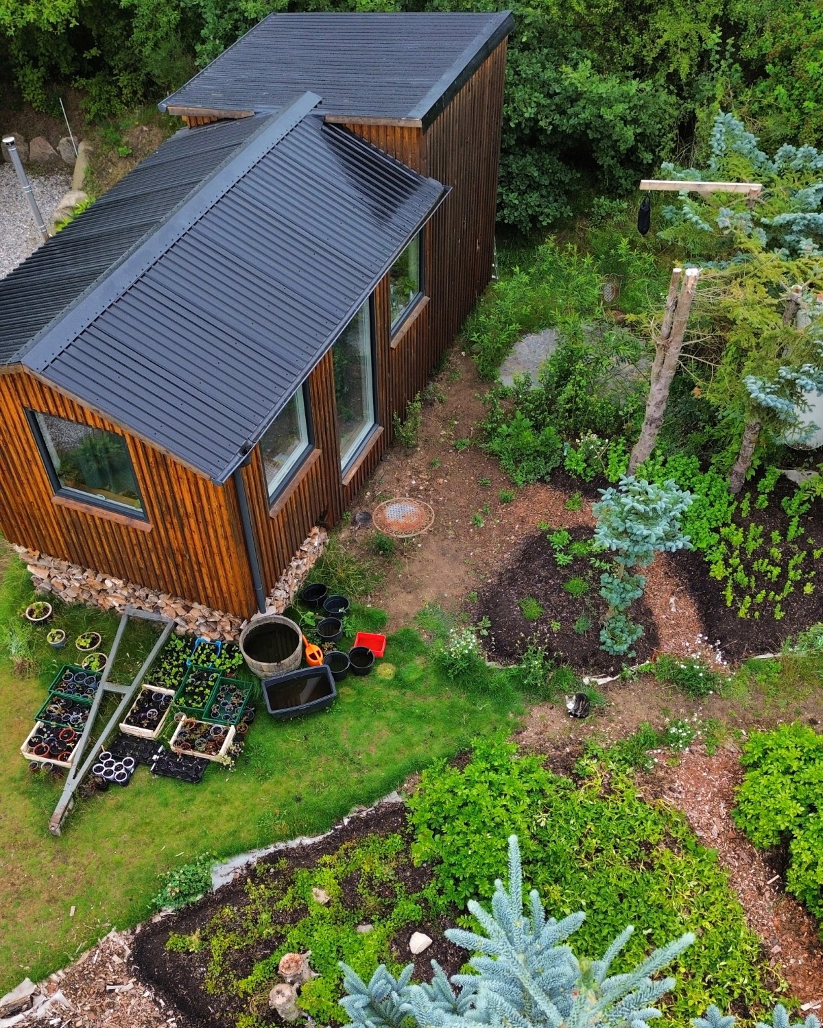 Ill. 6. Selv om mobilitet er vigtigt for tiny house-bevægelsen, så er den danske hjemkultur også stærk, og mange tiny house-beboere slår rødder og bliver boende, når de har fundet et sted, de er glade for. Foto: Peter Cox, venligst udlånt.