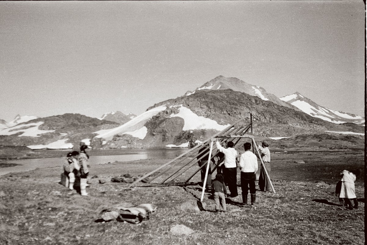 Ill. 3. Det traditionelle sommertelt var konstrueret af et stel af drivtømmer, dækket af sælskind. Billederne her er fra midt i 1950’erne, hvor skindteltene og de gamle redskaber allerede er gået af brug, så der er tale om en slags opvisning i en festlig anledning.